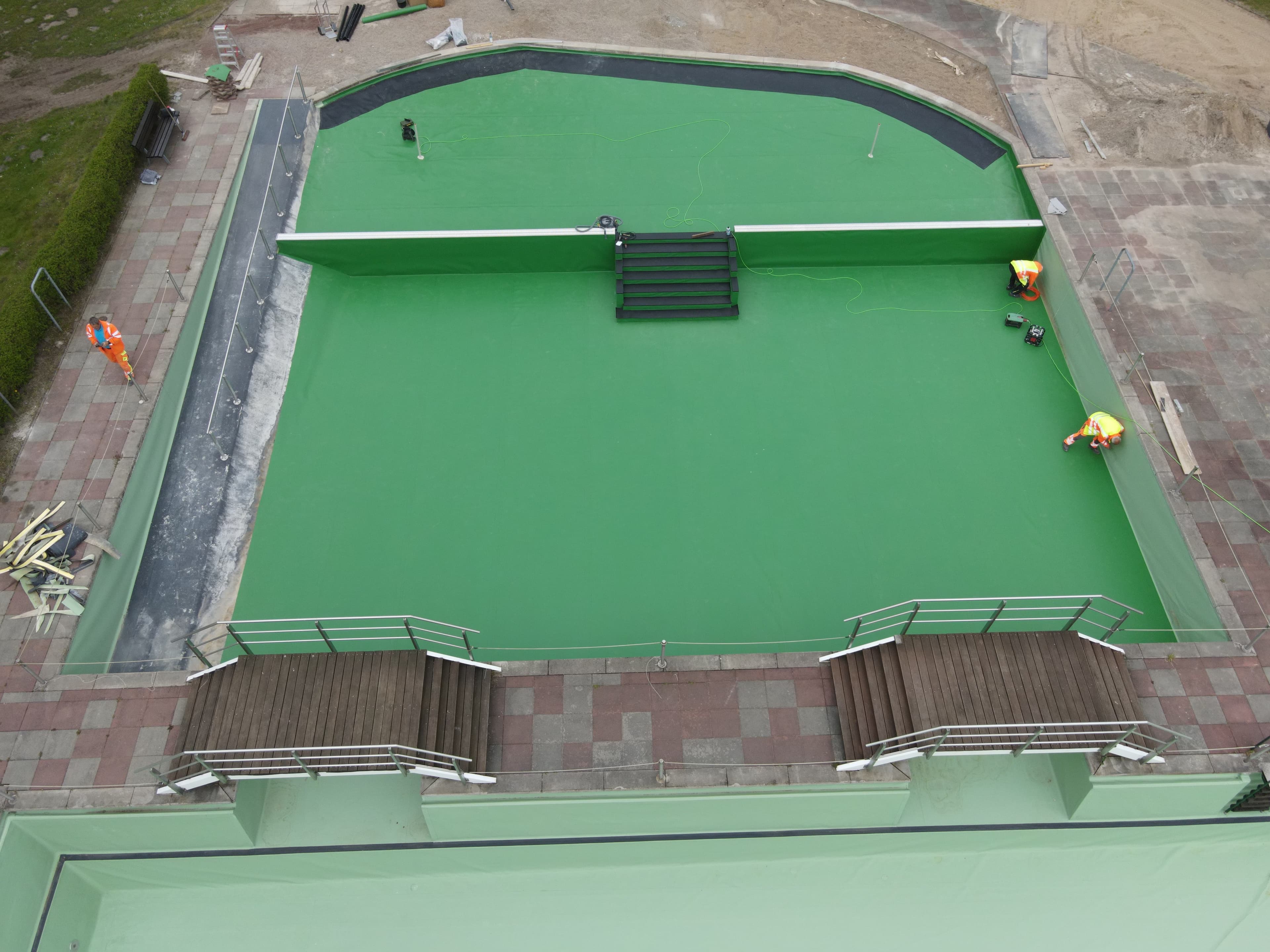 Schwimmbadabdichtung: Detailansicht der professionellen Ausführung am Becken